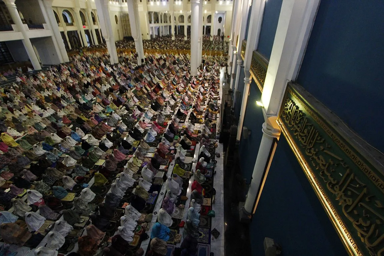 Salat Tarawih Pertama di Masjid Al Akbar Surabaya