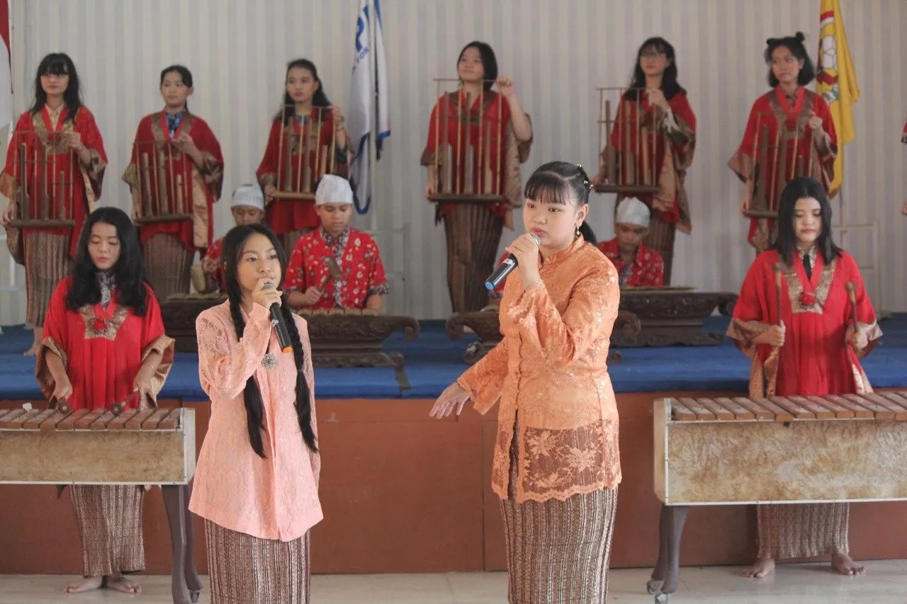 Siswa SMP YPPI 1 Surabaya Pentaskan Musik Tradisional