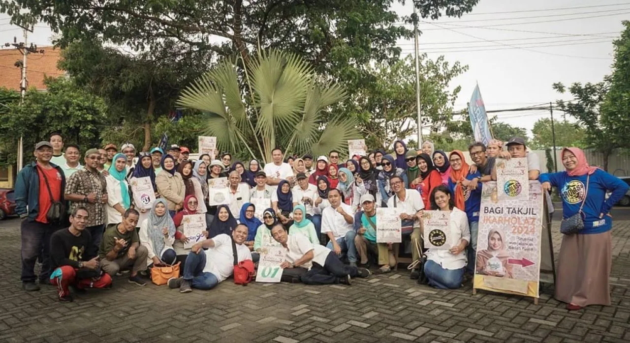 Bagi Takjil Bareng All Angkatan dan Komunitas di Surabaya