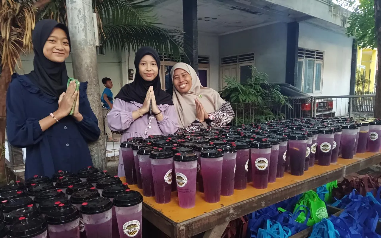 Bagi-bagi Takjil Zero Waste, Cara Kampung SIBA KLASIK di Gresik Maknai Ramadan