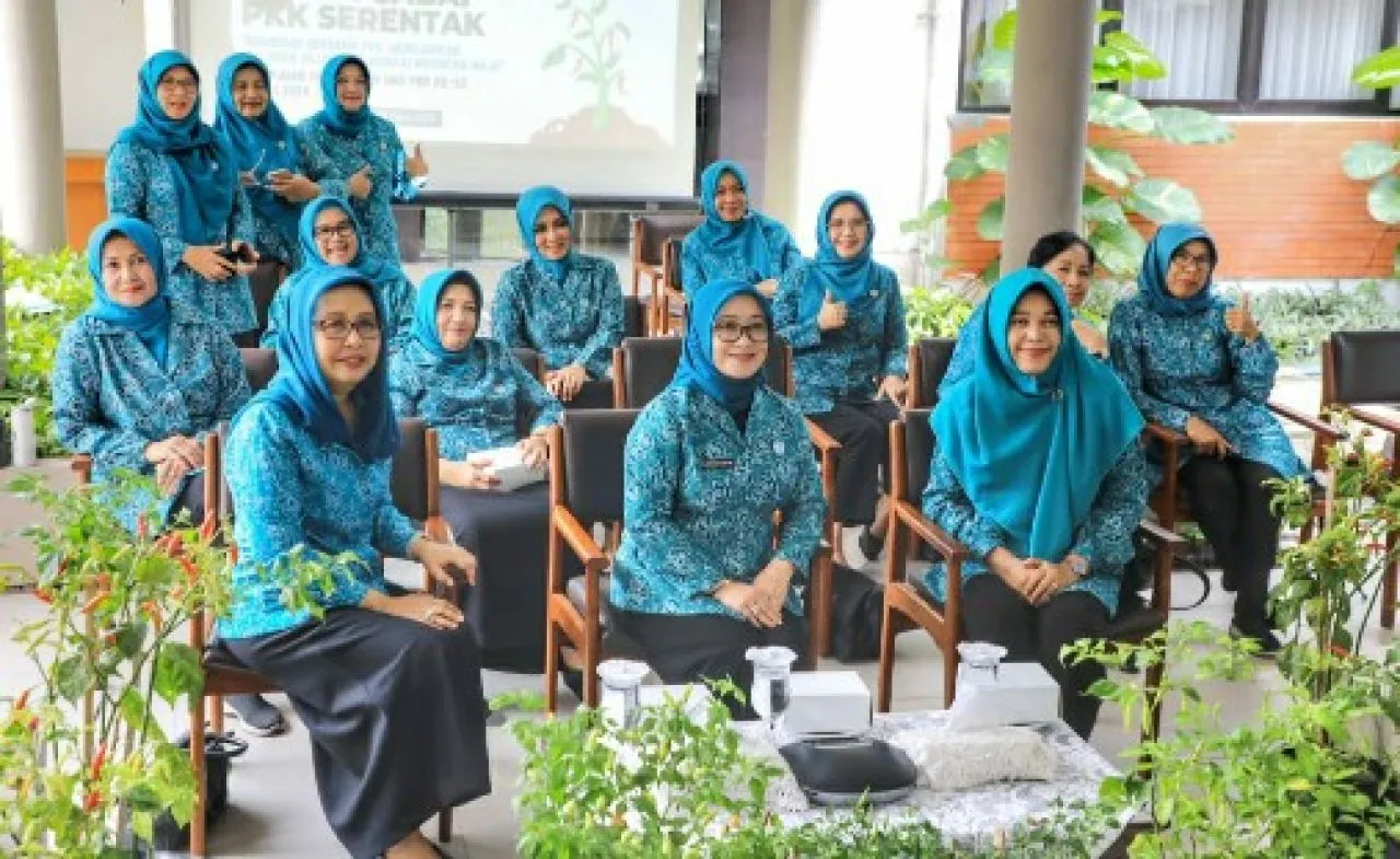 Pj. Ketua TP PKK Isye Ajak Kader PKK Tanam Cabai di Pekarangan Rumah