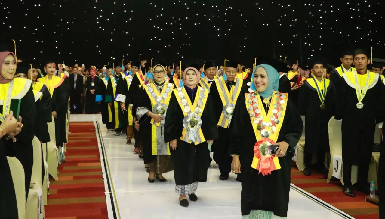 Unitomo Wisuda 623 Lulusan, Ini Pesan Rektor Siti Marwiyah