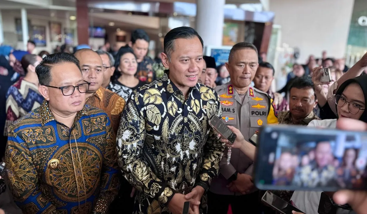 Pj Gubernur Adhy Dampingi Menteri ATR/BPN Serahkan Sertipikat Tanah Rumah Peribadatan