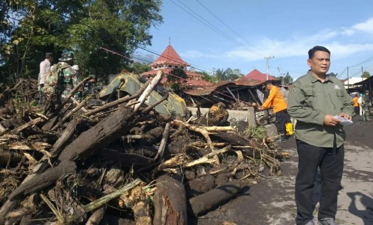 Petugas Gabungan Bersihkan Material Pascabanjir Bandang Agam
