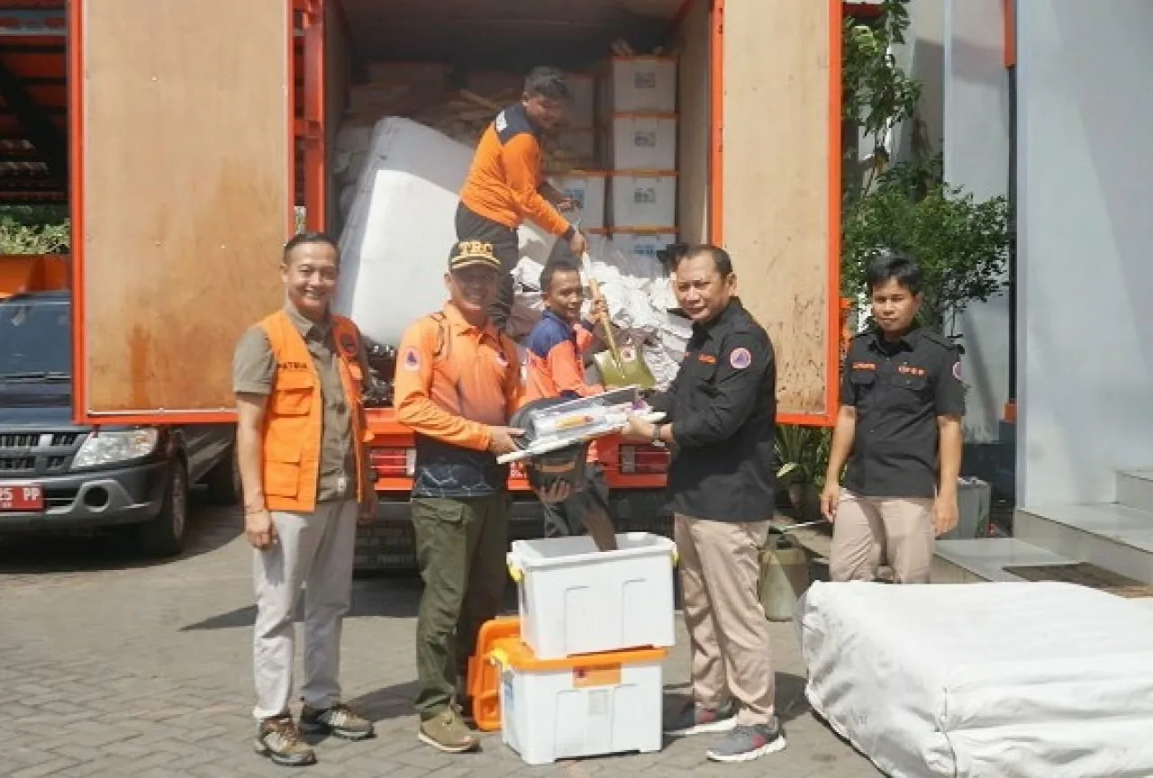 Respon Banjir Lahar Dingin Semeru, BPBD Jatim Tinjau Lokasi dan Serahkan Bantuan Logistik