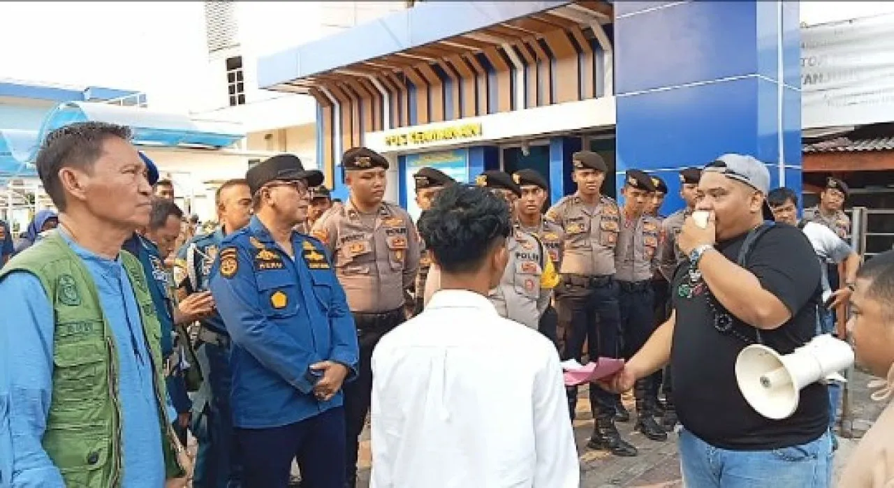 Pendemo Minta KSOP Perak Segel Kontainer Diduga Isi Black Stone