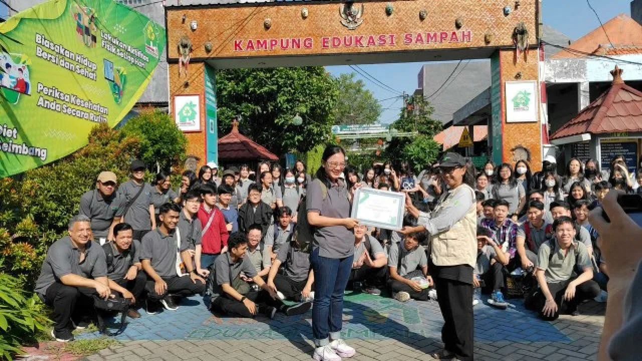 Belajar Mengenal dan Mengolah Sampah di Kampung Edukasi Sampah