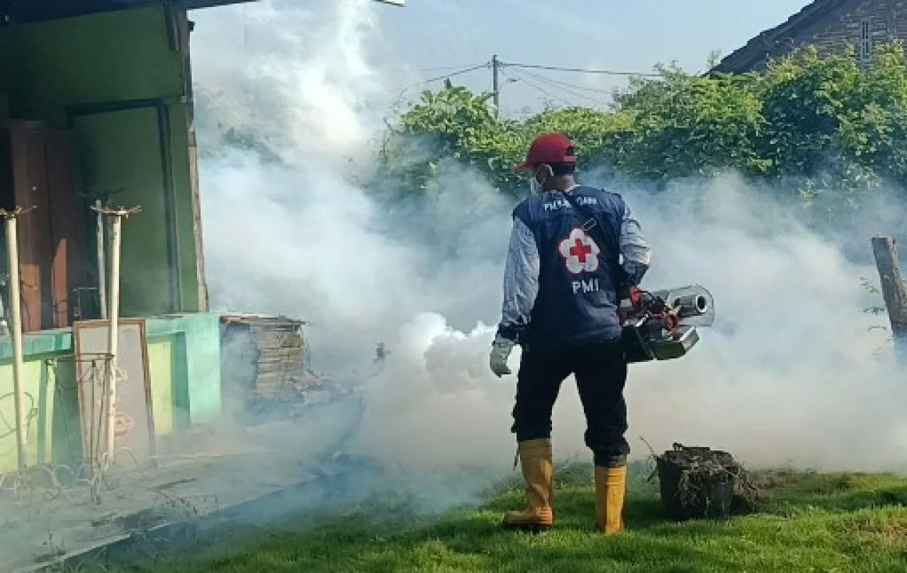Pasukan Fogging PMI Ngawi Proteksi 413 KK Dari Gangguan DBD