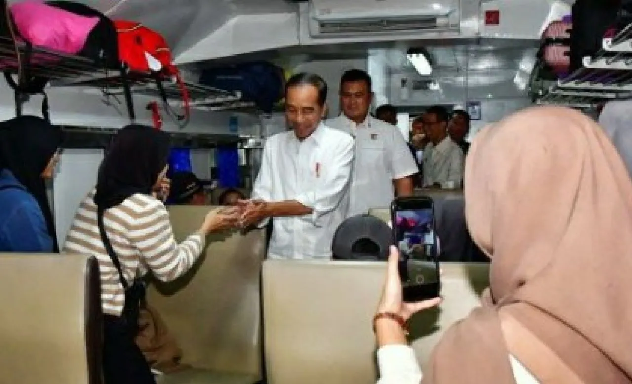 Presiden Jokowi Tinjau Arus Mudik Lebaran di Stasiun Pasar Senen