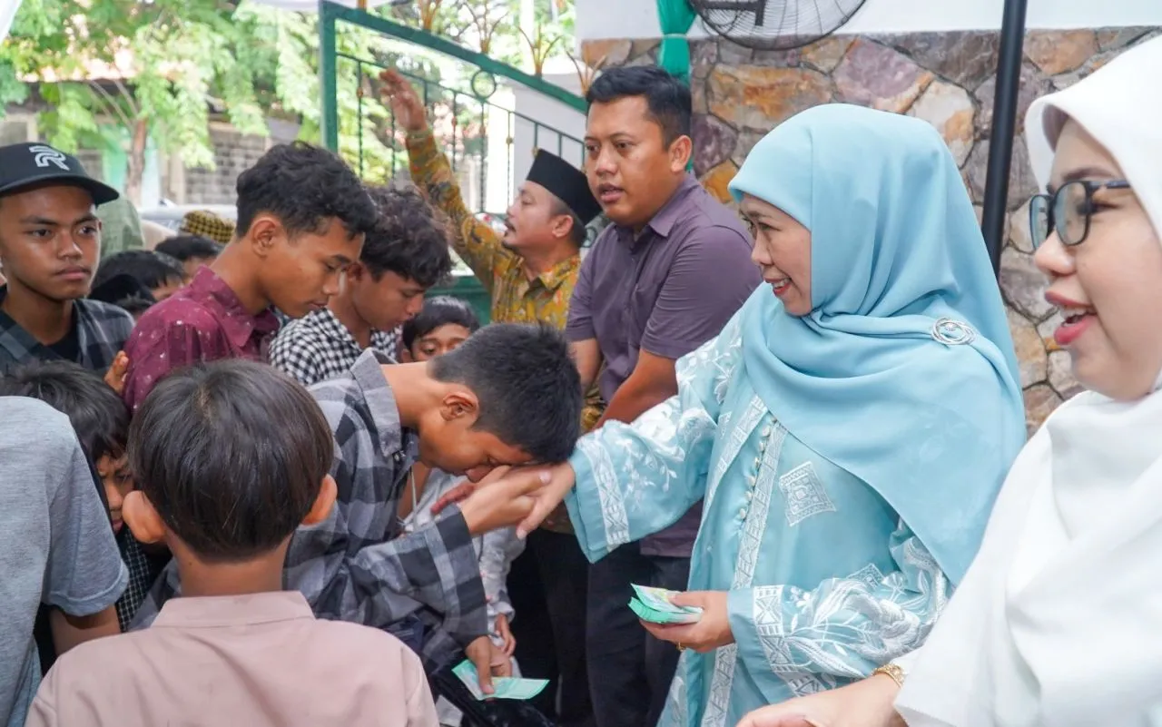 Ribuan Masyarakat Hangatkan ‘Open House’ dan Halal Bihalal di Kediaman Khofifah