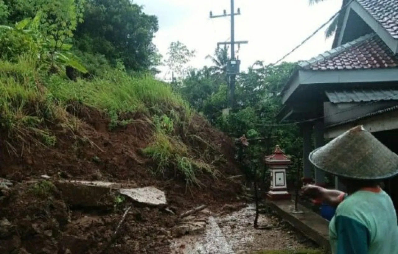 Hujan Deras, 4 Rumah di Pacitan Diterjang Longsor