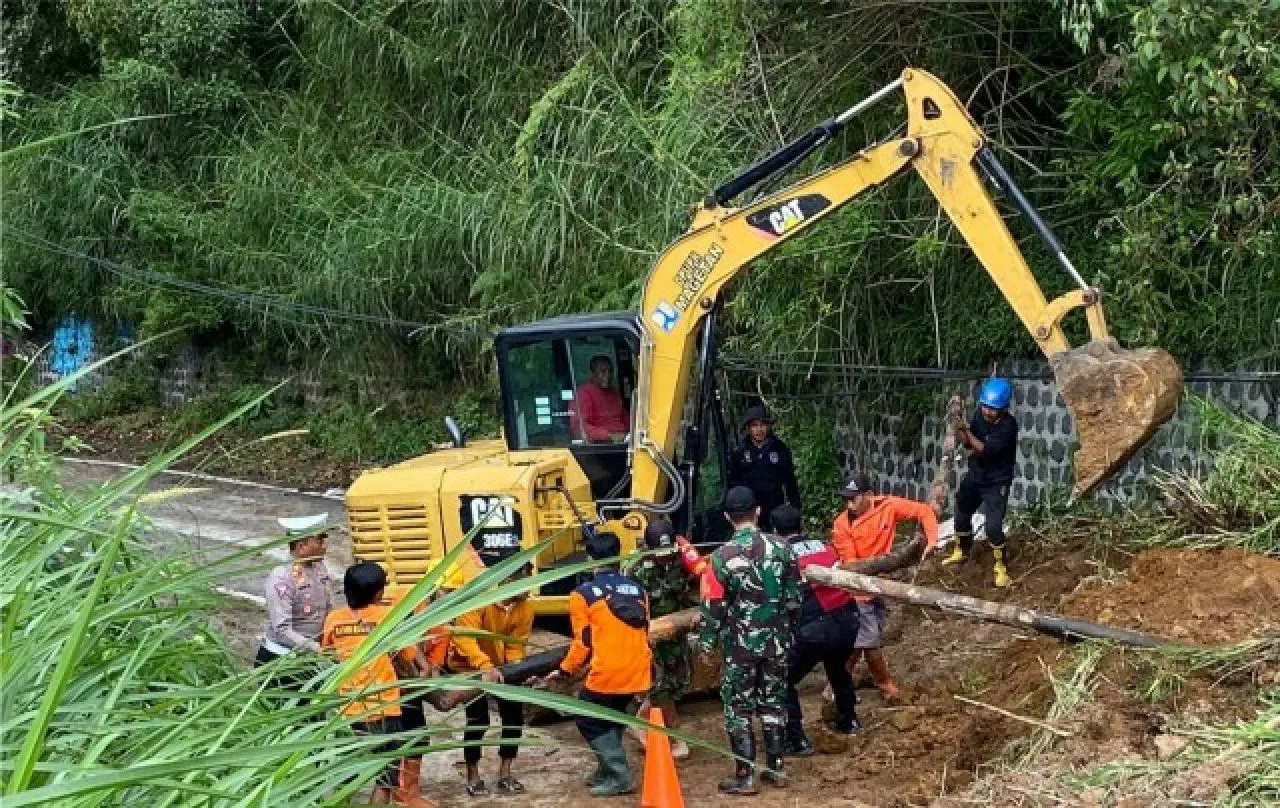 Tergerus Hujan, Jalur Objek Wisata Telaga Sarangan Tertutup Longsor