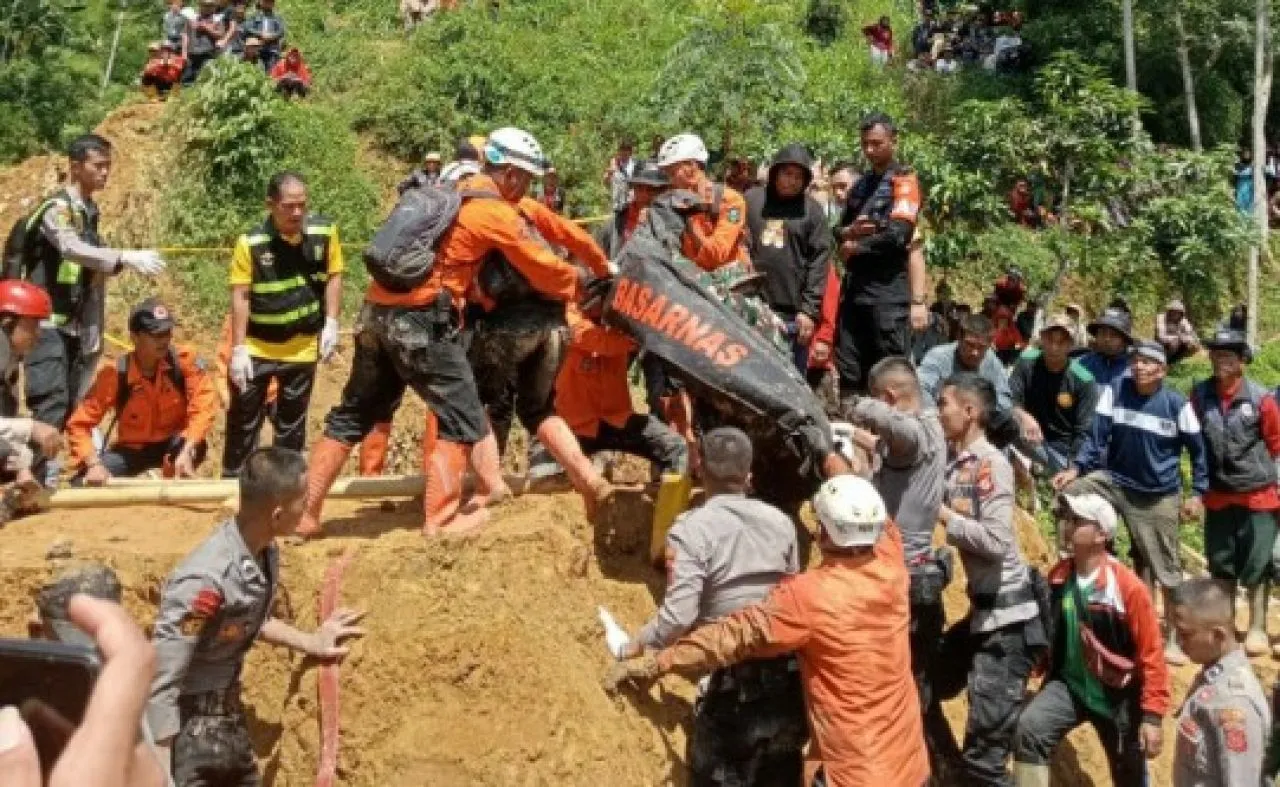 Tiga Orang Ditemukan Meninggal Akibat Tertimbun Longsor di Kabupaten Garut