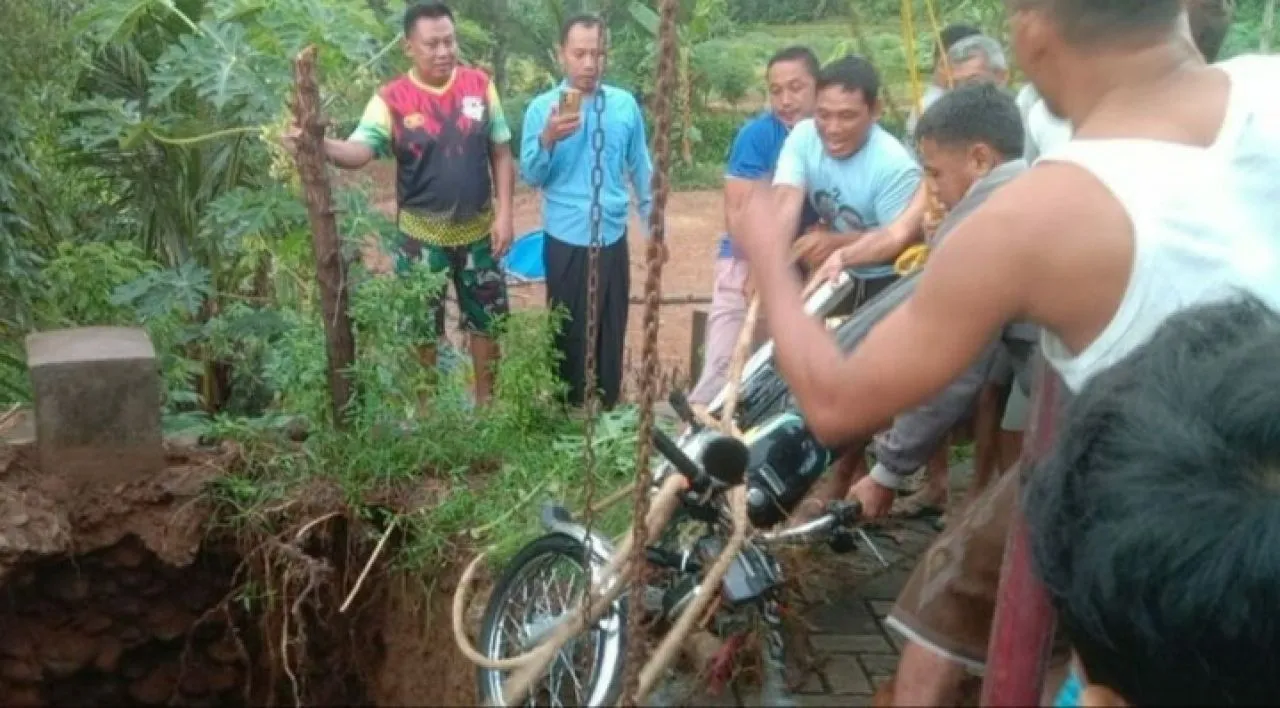 Trenggalek Diguyur Hujan 5 Jam, Pemotor Suami Istri Terperosok Tanah Amblas