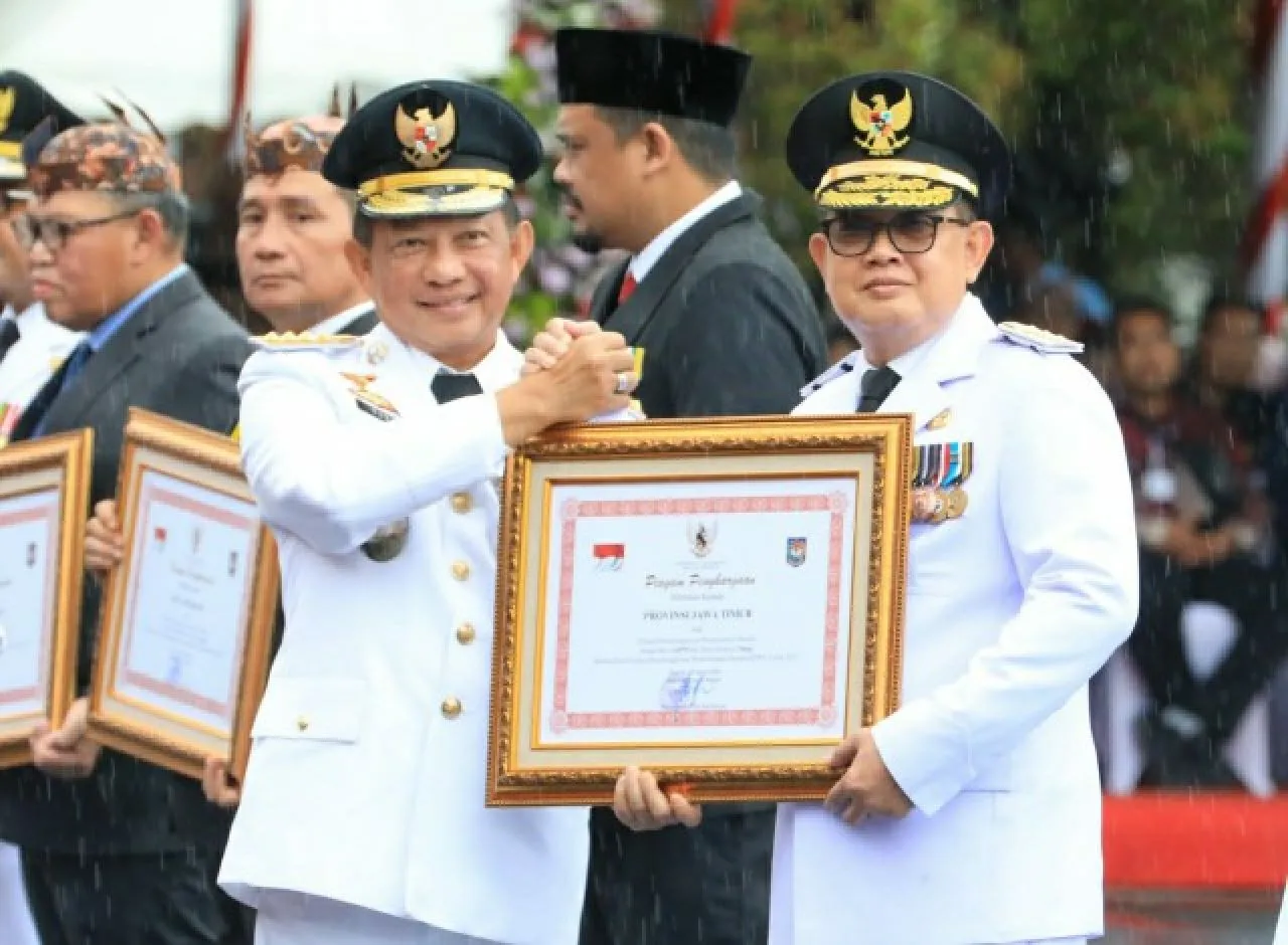 Pj. Gubernur Adhy Terima Penghargaan dari Mendagri