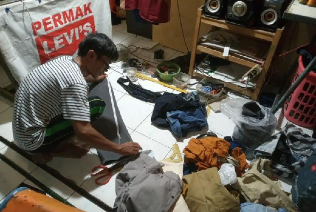 Tukang Permak Pakaian di Magetan Kebanjiran Garapan 