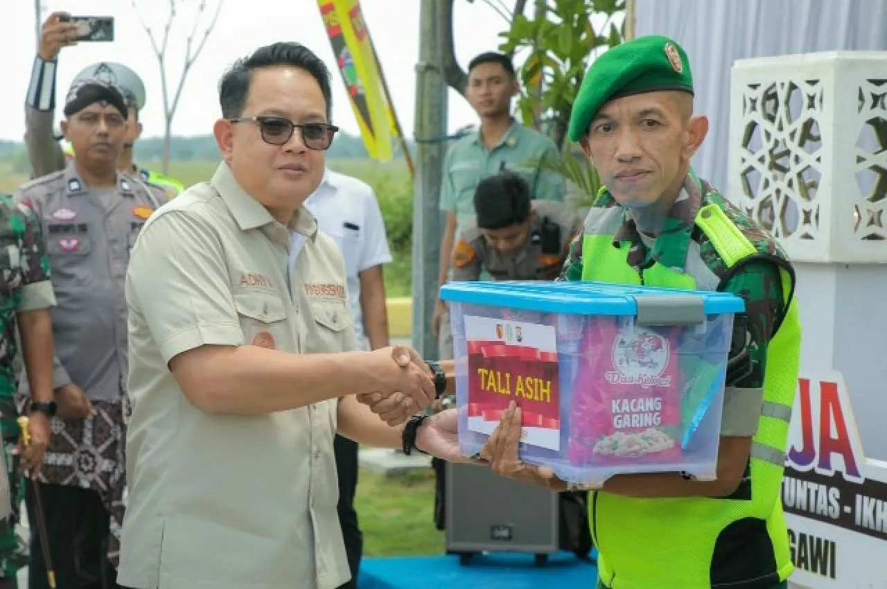 Pj. Gubernur Adhy Tinjau Posko Pelayanan Mudik di Ngawi