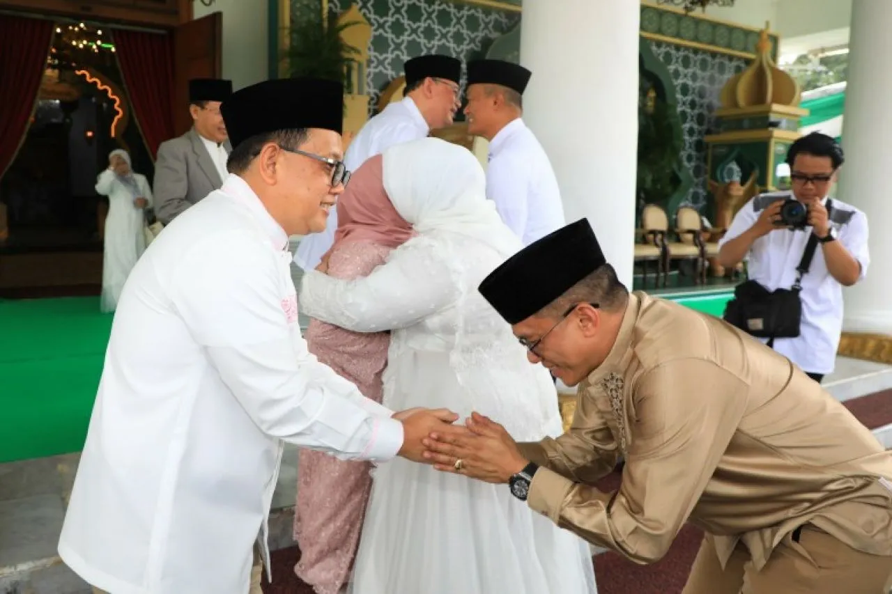 Pj. Gubernur Adhy Apresiasi Kebersamaan Forkopimda dan Berjabat Tangan dengan Masyarakat