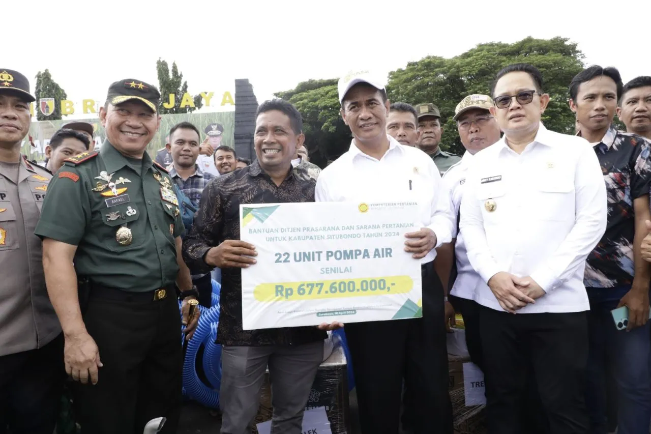 Terima Bantuan Alsintan dan Benih dari Menteri Pertanian RI Pj Gubernur Adhy Optimis Produksi Pertanian Jatim Meningkat