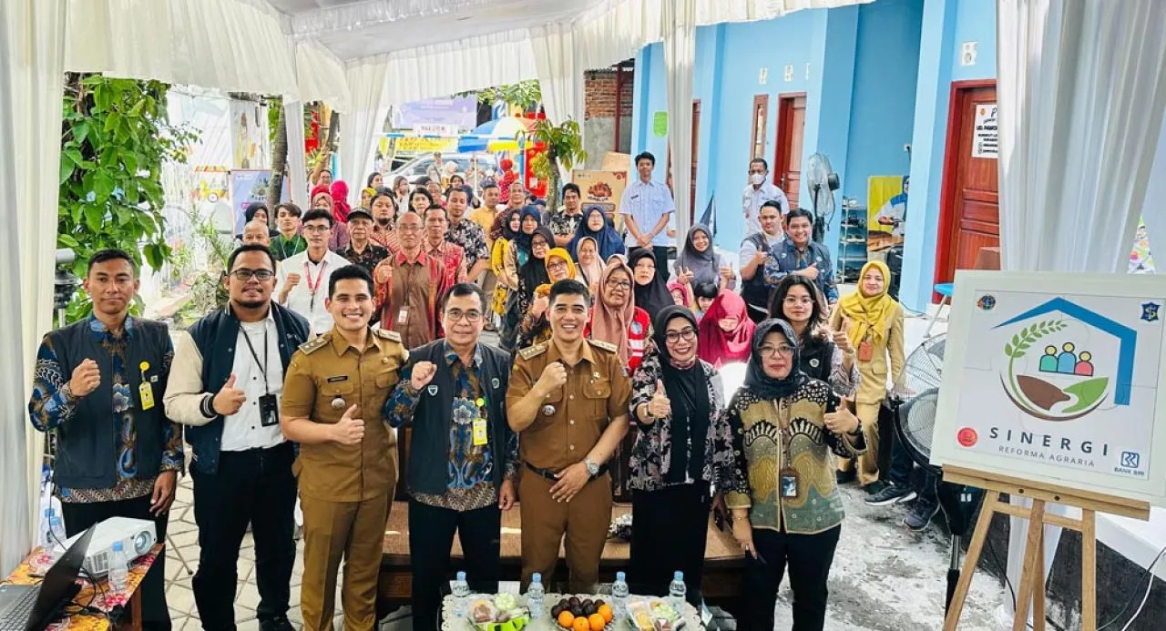 BRI BO Kertajaya Serahkan Bantuan Sarpras Untuk Kampung Kue, Dukung Gerakan Sinergi Reforma Agraria