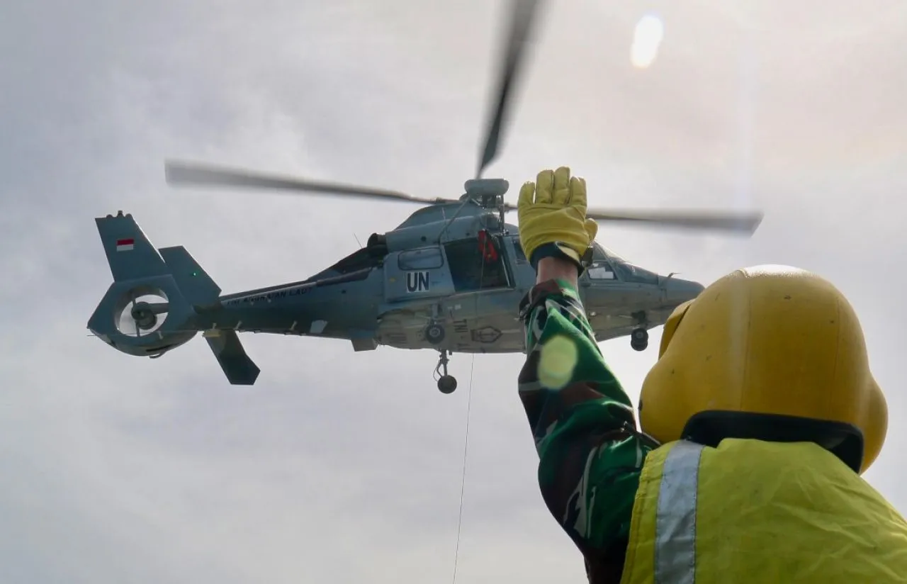 Crew HS-1305 Gelar Simulasi Vertical Replenishment dengan KRI Diponegoro-365