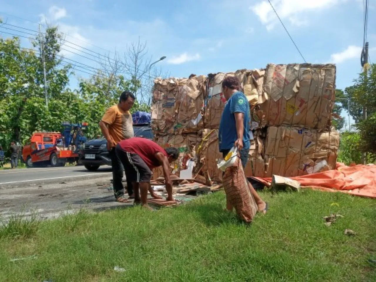 Akan Ngeban, Truk Muatan Rosokan Terguling di Madiun