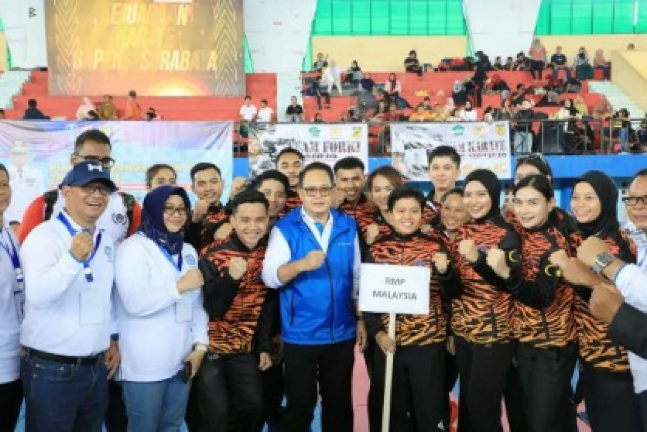 Pj Gubernur Adhy Karyono Buka Piala Gubernur Karate di GOR UNESA