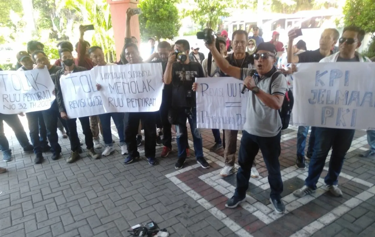Jurnalis-Mahasiswa Surabaya Bereaksi, Tolak Pembungkaman di RUU No 32 Tahun 2002
