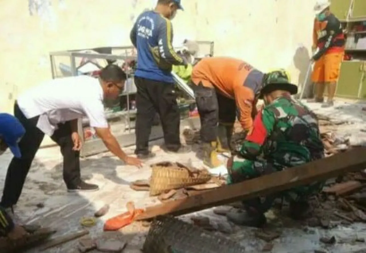 Rumah Ambruk Timpa Dua Janda Lanjut Usia di Kota Madiun