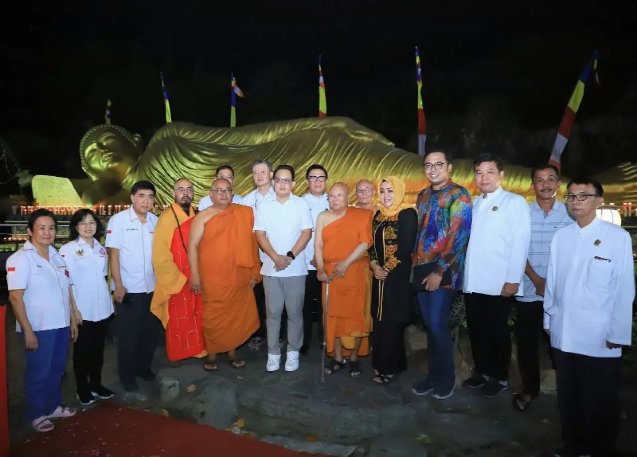 Pj Gubernur Jatim Pastikan Puncak Peringatan Hari Raya Trisuci Waisak 2024 Berjalan Lancar