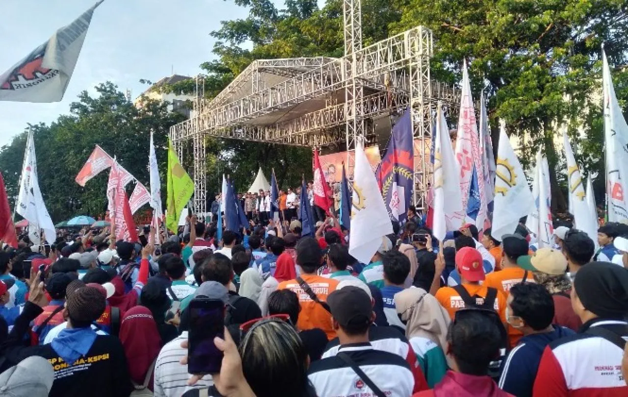 Satu Mei, Solidaritas Perjuangan Buruh Indonesia, di Jatim Buruh Orasi di Depan Kantor Gubernur