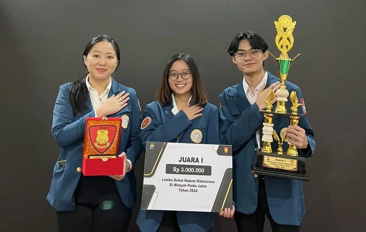 Delegasi FH UNAIR Raih Juara I Lomba Debat Hukum di Polda Jatim