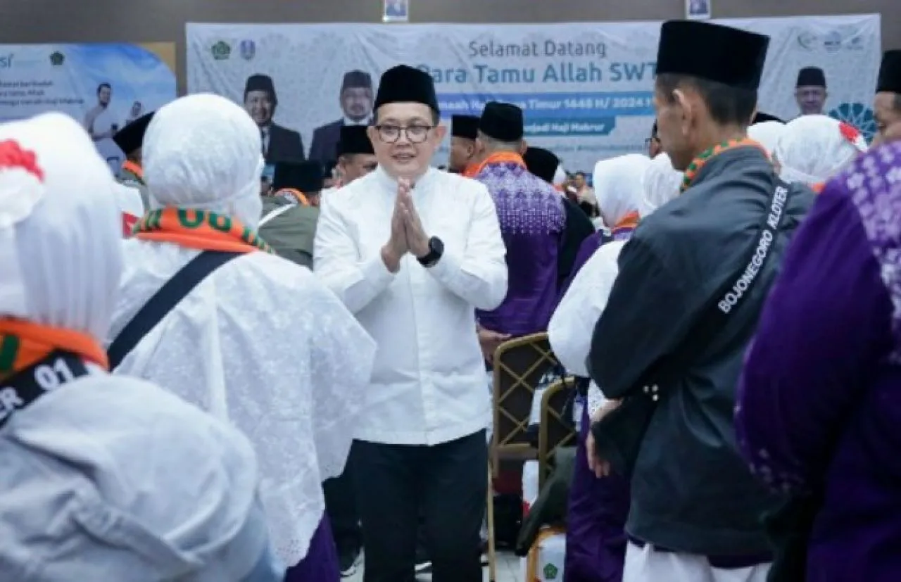 Pj. Gubernur Adhy Lepas 366 Jamaah Haji Kloter Pertama Embarkasi Surabaya