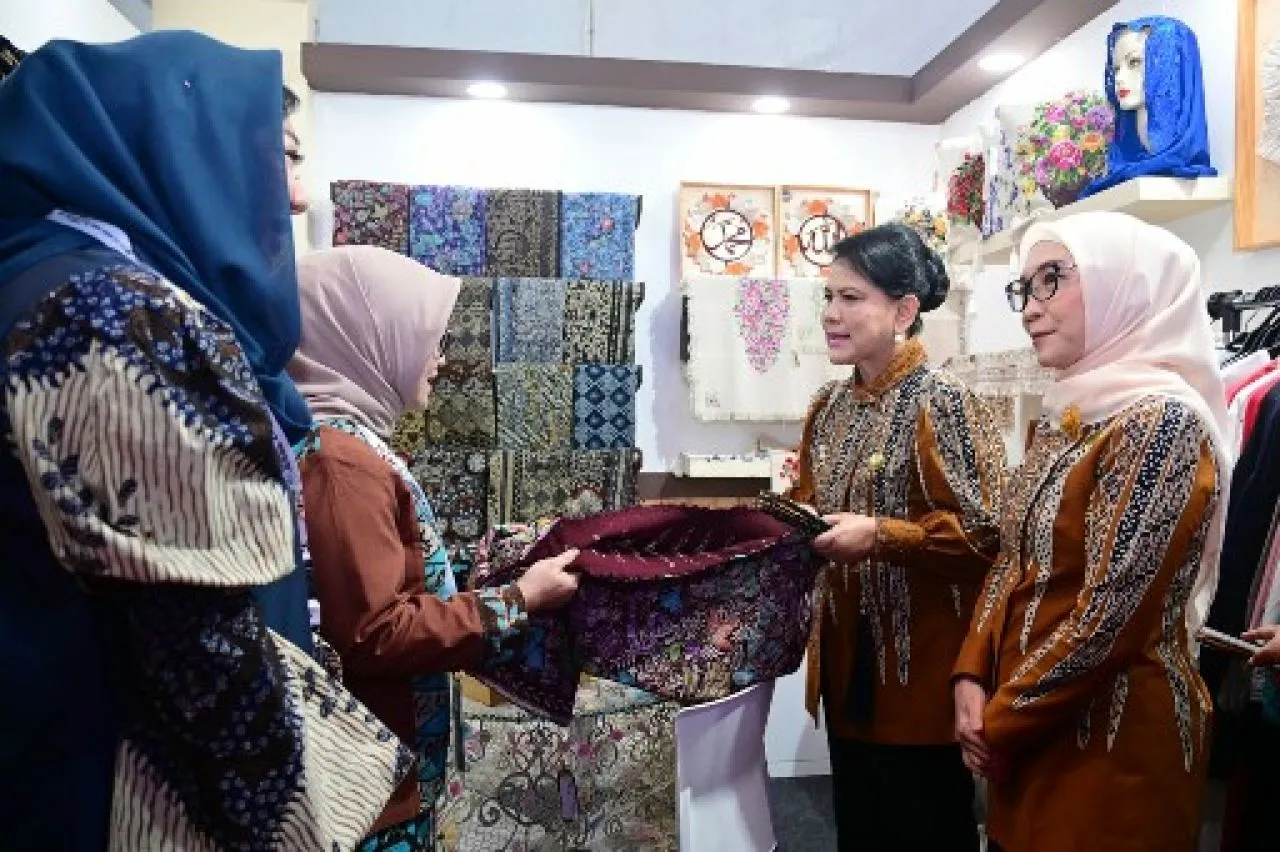 Pj. Ketua Dekranasda Jatim Bangga Kain Batik Tuban Diborong Ibu Negara