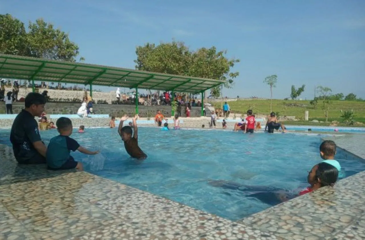 Ribuan Warga Meriahkan Pre Unveiling Kolam Renang Hills View Desa Sukosari Madiun