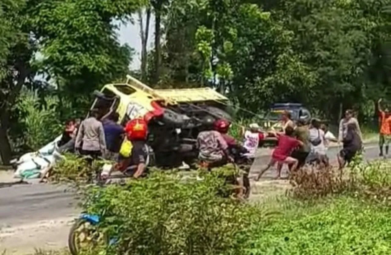 Gagal Mendahului, Truk Muatan Pupuk Terguling di Magetan