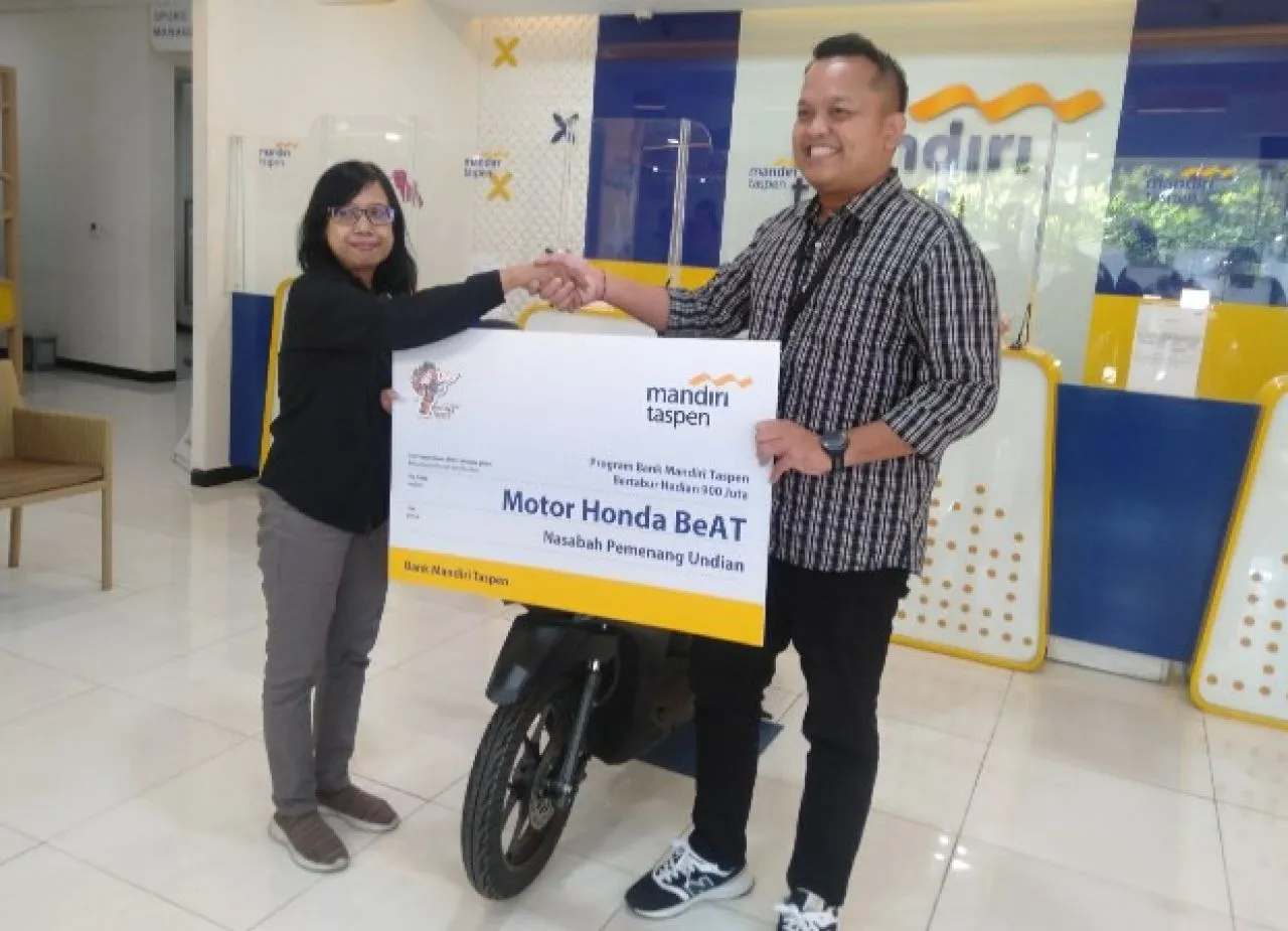 Anis Widorini Arek Suroboyo Pemenang Undian Motor Program Bertabur Hadiah Bank Mandiri Taspen