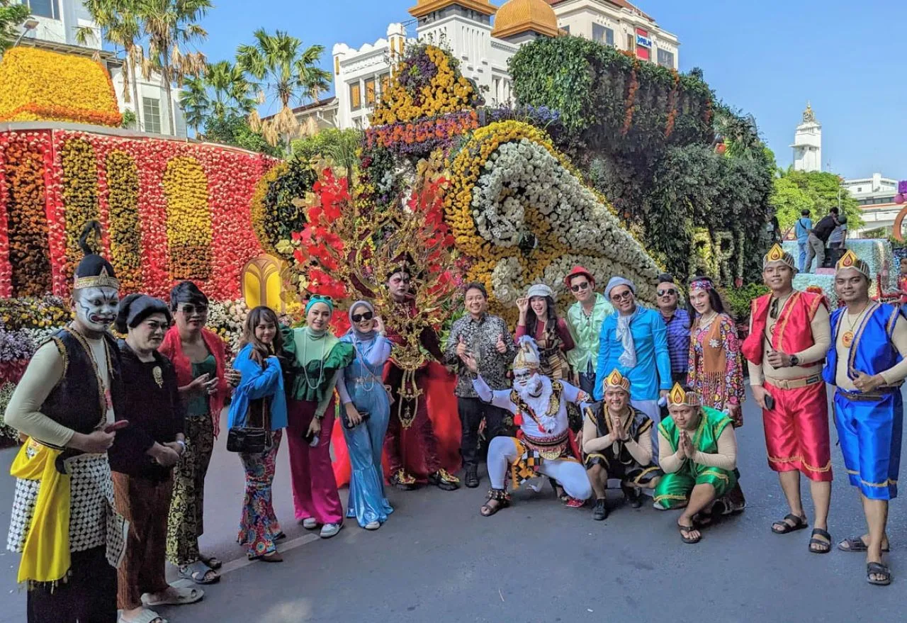 BRI RO Surabaya Hadirkan Mobil Hias Retro di Parade Bunga dan Pawai Budaya Surabaya Vaganza 2024