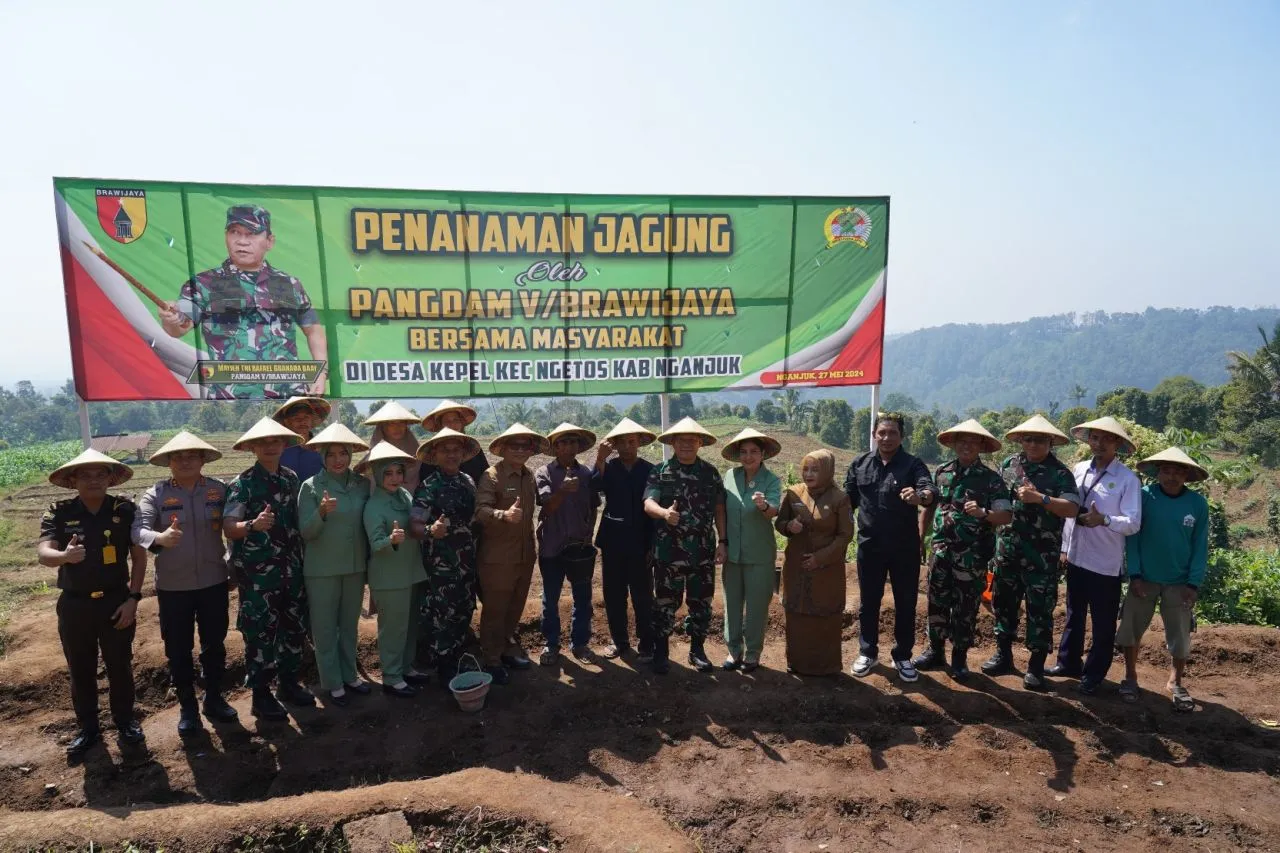 Pangdam Mayjen TNI Rafael Tinjau Pipanisasi dan Tanam Jagung di Nganjuk