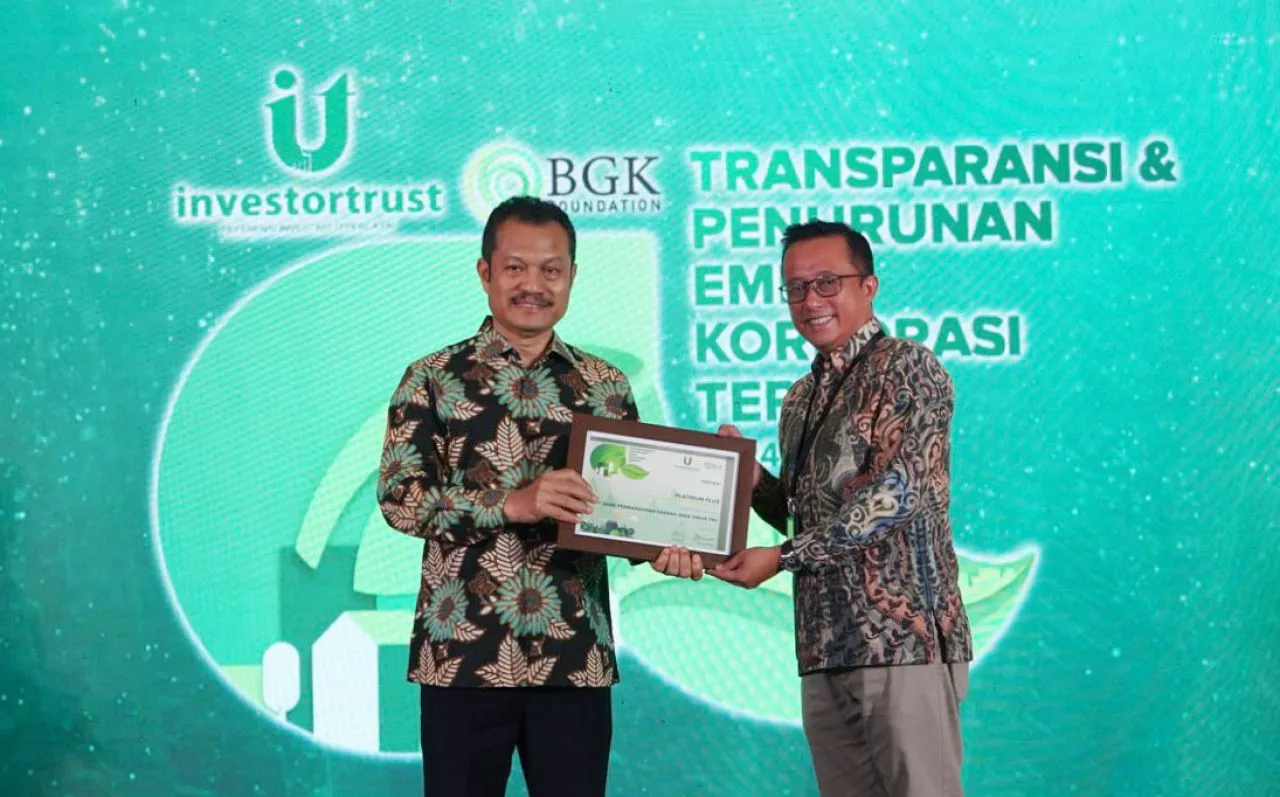Dukung Penurunan Emisi Karbon, Bank Jatim Sabet Penghargaan dari Investortrust.id & BGK Foundation