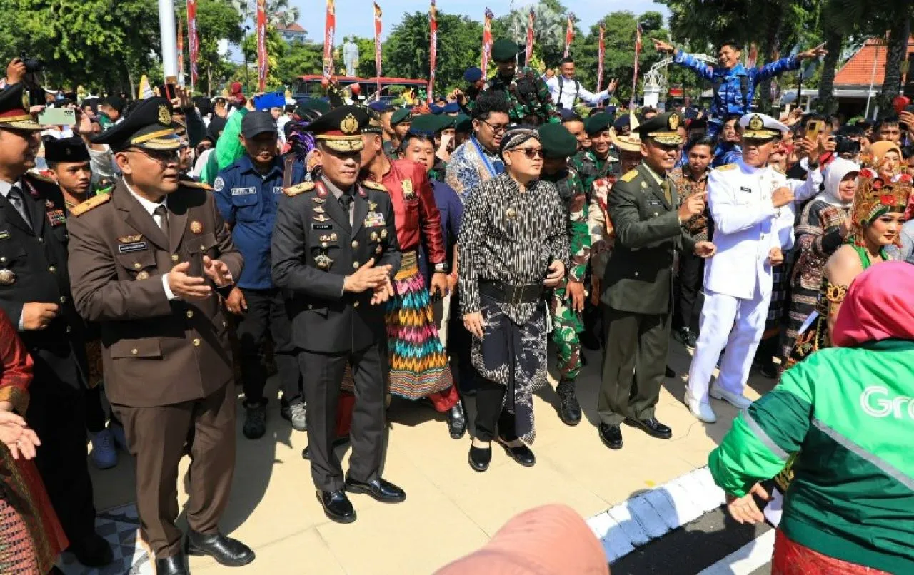 Masyarakat Antusias Ikuti Upacara Hari Lahir Pancasila di Grahadi