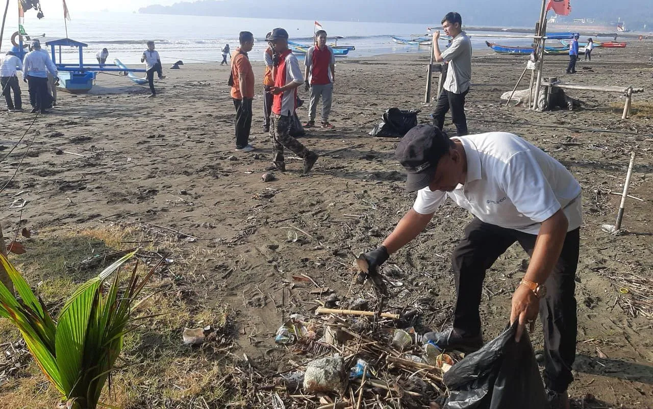 Peduli Kelestarian Lingkungan, Pelindo Gelar Aksi Bersih Pantai Teluk Penyu Cilacap