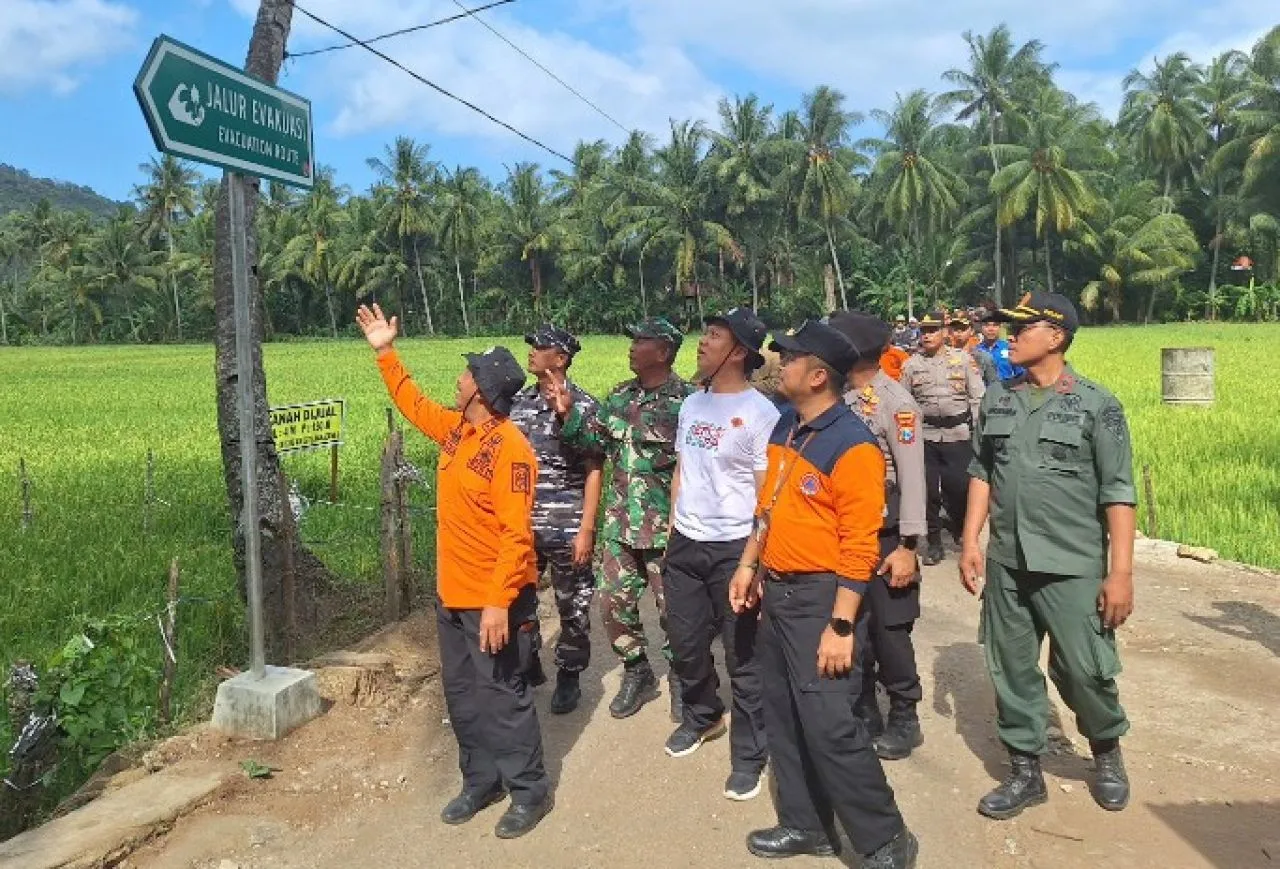 BPBD dan Masyarakat Susuri Jalur Evakuasi Pantai Konang Trenggalek