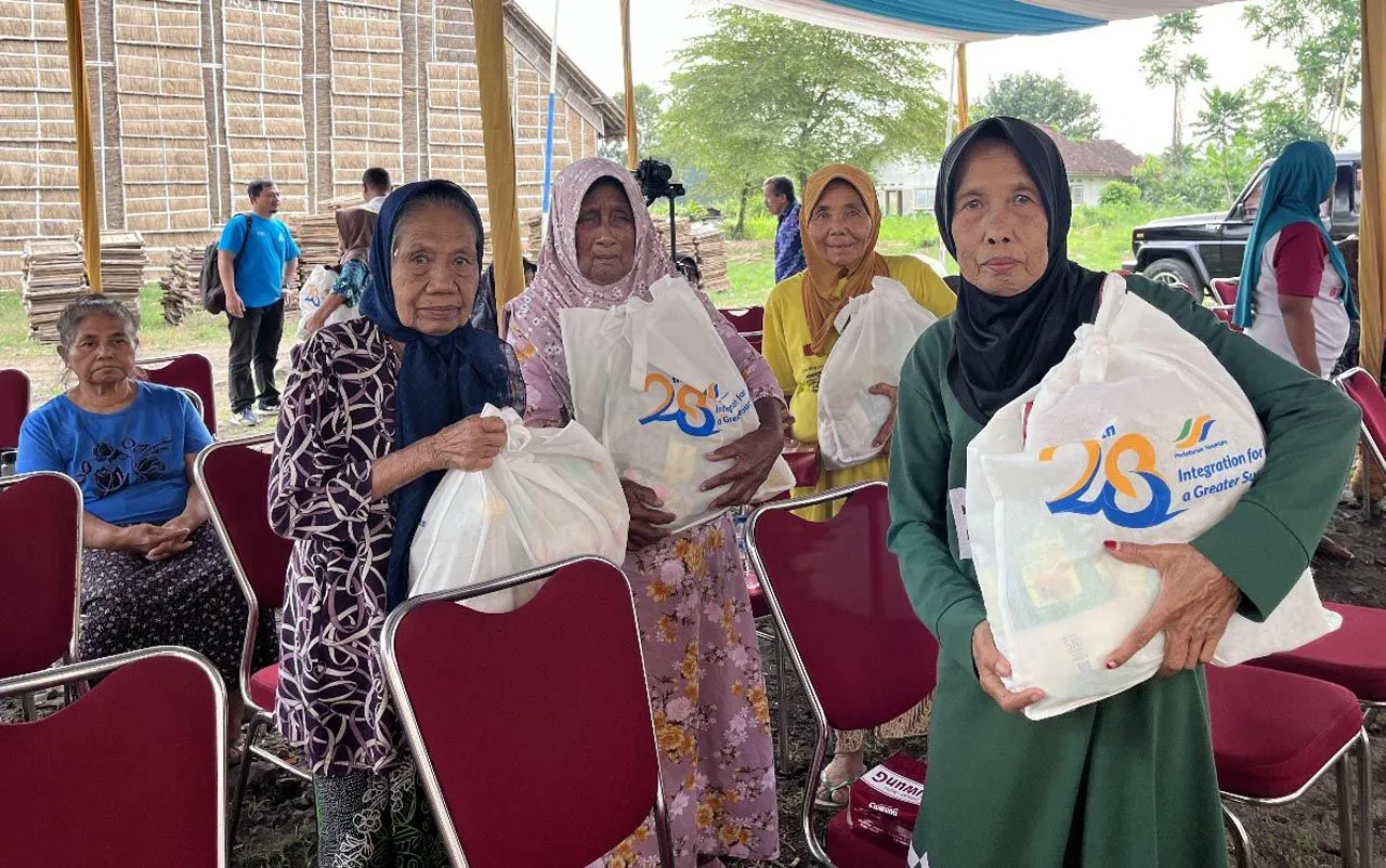 Ratusan Warga di Tiga Kota Terima Paket Sembako Gratis dari Program CSR PTPN I Regional 4