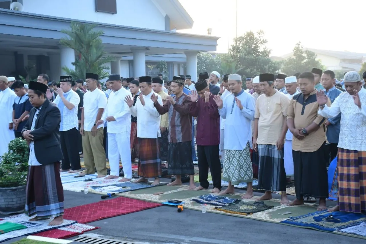 Komandan Puspenerbal Serahkan 58 Hewan Kurban Usai Solat Idul Adha 1445 H