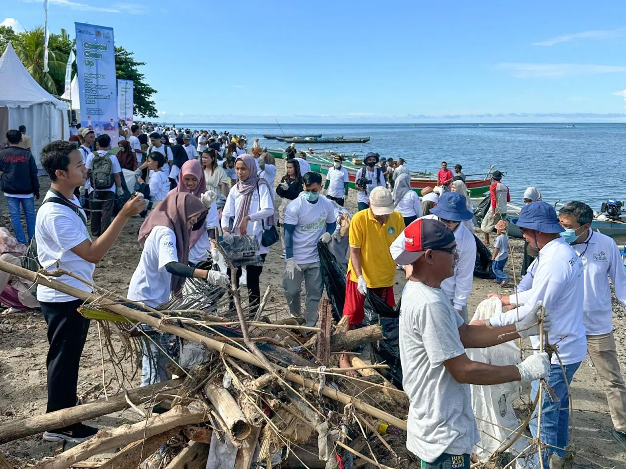 PLN Nusantara Power Gelar Coastal Clean Up Serentak