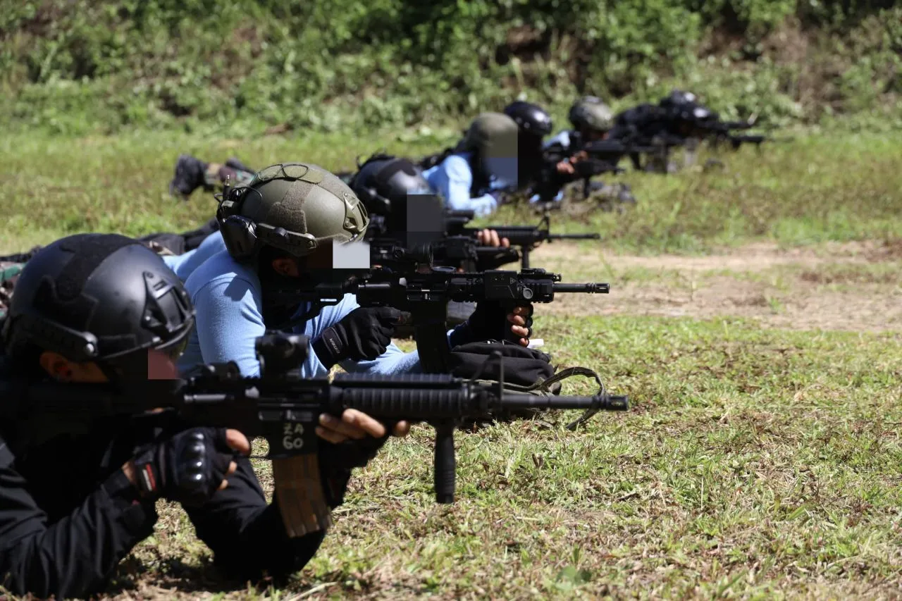 Kopaska dan Paskal TLDM Latihan Menembak Bersama