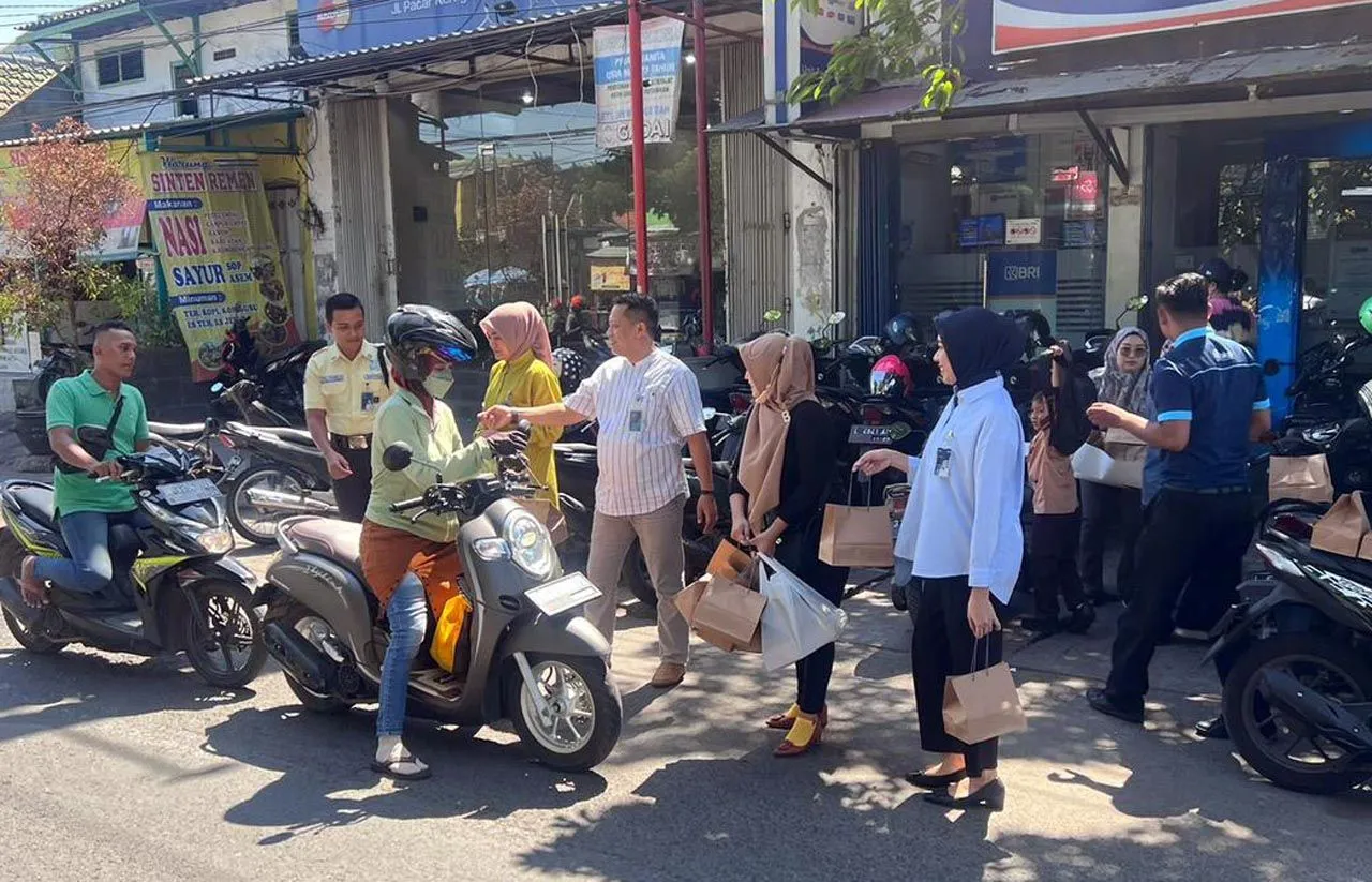 Jumat Berkah, Karyawan BRI Kusuma Bangsa Berbagi Makanan untuk Nasabah dan Warga