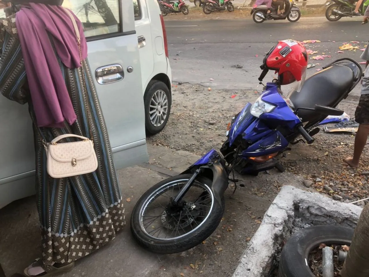 Minibus Hajar Pemotor Penjual Es Keliling Hingga Korban Terpental di Atas Kap Mobil