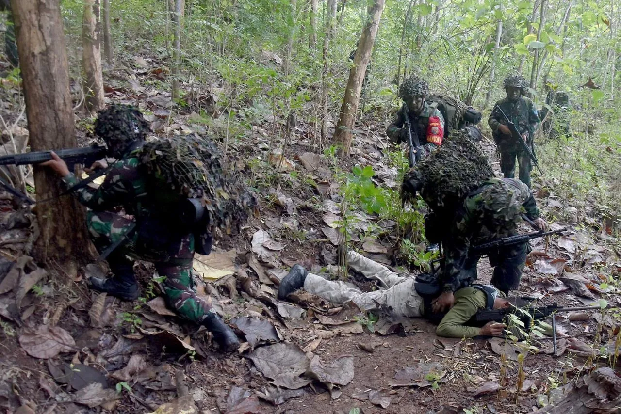 Prajurit Yonif 5 Marinir Latihan Serangan di Wonogoro